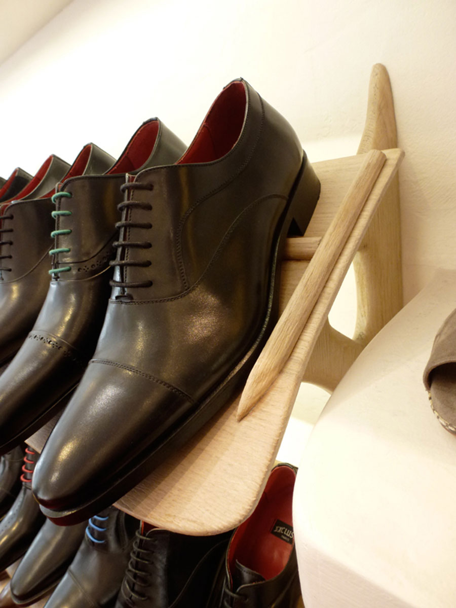 PRÉSENTOIR À CHAUSSURES : DÉTAIL